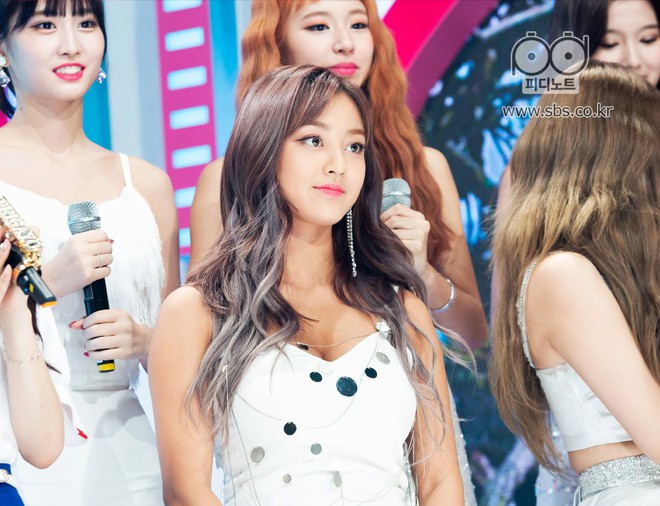 Da nâu khỏe khoắn khác hẳn chuẩn mực da trắng kiểu Hàn, Jihyo (Twice) vẫn được netizen khen tận trên mây - Ảnh 1.