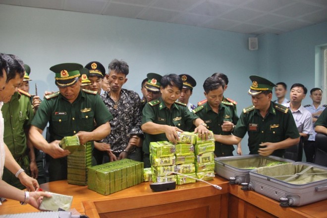 Nhân lúc mưa gió, 3 đối tượng vận chuyển 52 bánh heroin và 25kg ma tuý đá sang Việt Nam - Ảnh 1.
