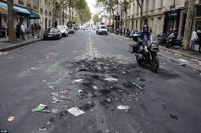 Chùm ảnh: Thành phố Paris ngổn ngang, tan hoang sau những đêm ăn mừng chiến thắng - Ảnh 6.