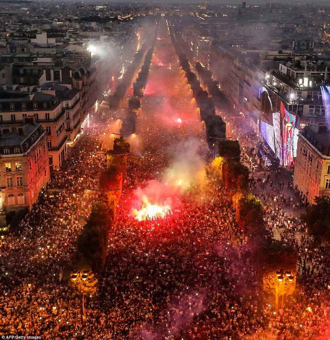 Chùm ảnh: Thành phố Paris ngổn ngang, tan hoang sau những đêm ăn mừng chiến thắng - Ảnh 13.