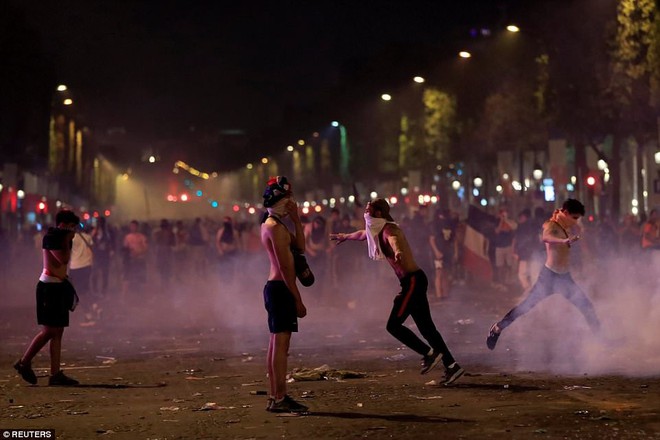 Chùm ảnh: Thành phố Paris ngổn ngang, tan hoang sau những đêm ăn mừng chiến thắng - Ảnh 16.