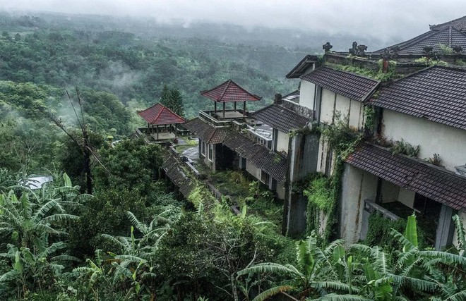 Khách sạn bỏ hoang bí ẩn trên đảo Bali: Hoàn hảo từ kiến trúc đến vị thế nhưng không bao giờ mở cửa - Ảnh 1.