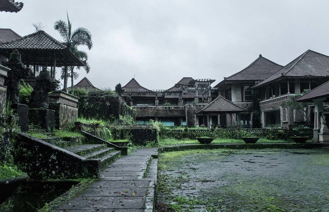 Khách sạn bỏ hoang bí ẩn trên đảo Bali: Hoàn hảo từ kiến trúc đến vị thế nhưng không bao giờ mở cửa - Ảnh 3.