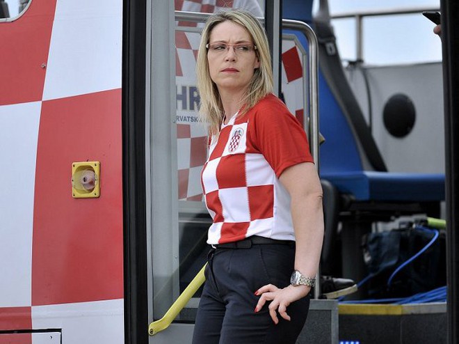 Nữ tài xế xinh đẹp lái xe đưa tuyển Croatia mừng công giữa biển người - Ảnh 6.