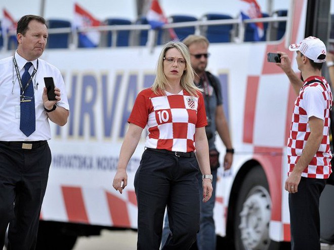 Nữ tài xế xinh đẹp lái xe đưa tuyển Croatia mừng công giữa biển người - Ảnh 7.