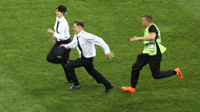 Nh&oacute;m nhạc l&agrave;m gi&aacute;n đoạn trận chung kết World Cup 2018 lĩnh &aacute;n 15 ng&agrave;y t&ugrave; giam - Ảnh 1.