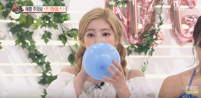 TWICE đồng loạt biến đổi th&agrave;nh giọng Chipmunk, bất ngờ nhất vẫn l&agrave; Momo! - Ảnh 2.