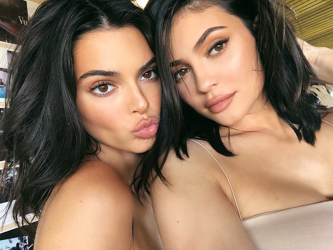 Kendall và Kylie vừa thôi miên Instagram với ảnh chụp chung quyến rũ nhưng thú vị hơn cả là chiếc áo đôi họ mặc - Ảnh 1.