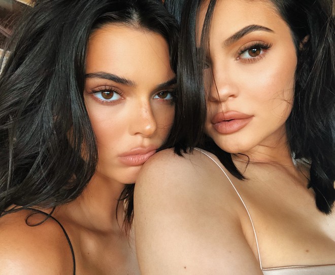 Kendall và Kylie vừa thôi miên Instagram với ảnh chụp chung quyến rũ nhưng thú vị hơn cả là chiếc áo đôi họ mặc - Ảnh 2.