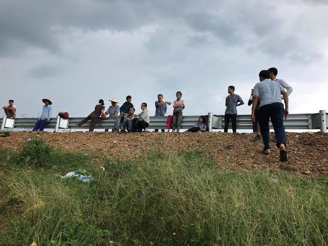 H&agrave; Nội: Xe kh&aacute;ch lao qua dải ph&acirc;n c&aacute;ch cao tốc rồi lật ngang, h&agrave;ng chục h&agrave;nh kh&aacute;ch may mắn tho&aacute;t chết - Ảnh 4.