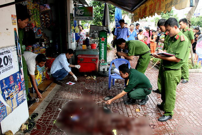 Đ&acirc;m chết người tại qu&aacute;n nhậu v&igrave; n&oacute;i chuyện lớn tiếng, nam thanh ni&ecirc;n c&ugrave;ng bạn g&aacute;i đ&oacute;n taxi bỏ trốn - Ảnh 2.