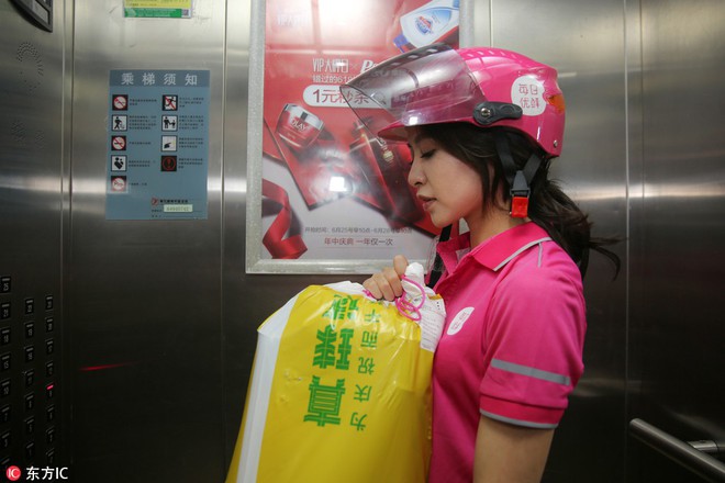 Hotgirl Trung Quốc thu nhập khủng tr&ecirc;n mạng nhưng vẫn đi l&agrave;m shipper để kiếm th&ecirc;m tiền - Ảnh 3.