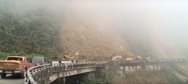 Hàng trăm hộ dân ở Hà Tĩnh bị cô lập, đường lên cửa khẩu Cầu Treo bị sạt lở nghiêm trọng do ảnh hưởng bão Sơn Tinh - Ảnh 3.