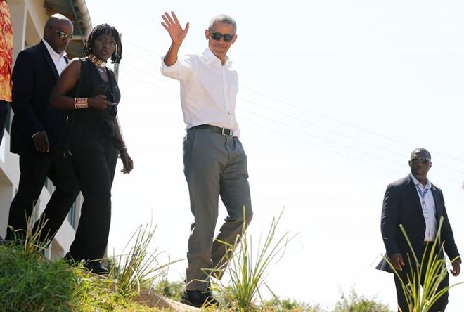 Ảnh: Cựu Tổng thống Mỹ Obama vui vẻ về thăm quê hương Kenya - Ảnh 1.