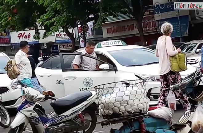 T&agrave;i xế taxi tr&aacute;o 500 ng&agrave;n th&agrave;nh 20 ng&agrave;n sẽ bị xử l&yacute; thế n&agrave;o? - Ảnh 1.
