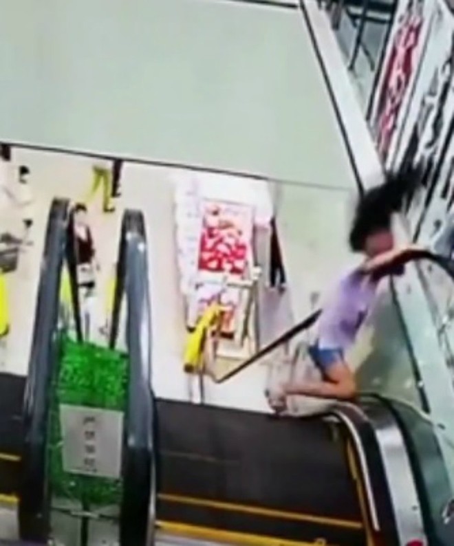 Tai nạn hy hữu: Bé gái bị kẹt đầu vào thang cuốn vì một giây bất cẩn - Ảnh 5.