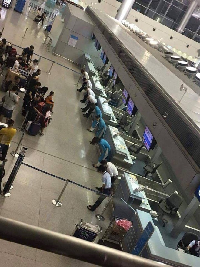 Hình ảnh nhân viên sân bay Tân Sơn Nhất cúi gập mình trước hành khách khiến cộng đồng mạng tò mò xen lẫn thích thú - Ảnh 2.