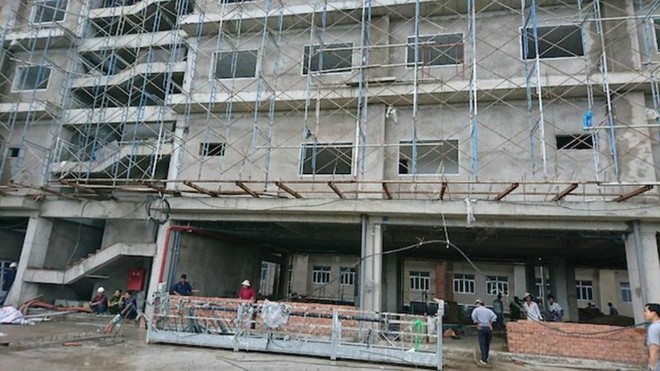 Trượt ch&acirc;n ở c&ocirc;ng tr&igrave;nh bệnh viện, 1 c&ocirc;ng nh&acirc;n tử vong - Ảnh 2.