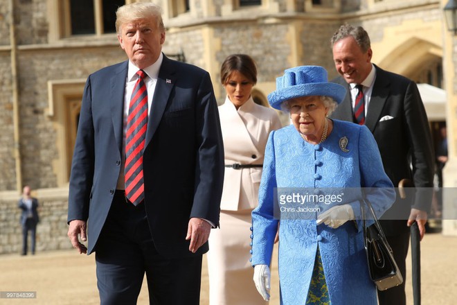 Đón tiếp Tổng thống Donald Trump, Nữ hoàng Anh đã chọn những món trang sức cài áo có ý nghĩa vô cùng đặc biệt - Ảnh 1.