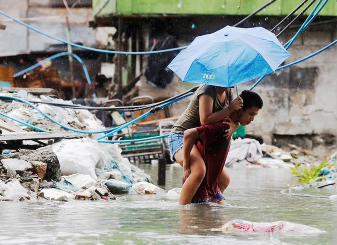 Phố biến thành sông ở Philippines sau khi bão Sơn Tinh đổ bộ - Ảnh 11.