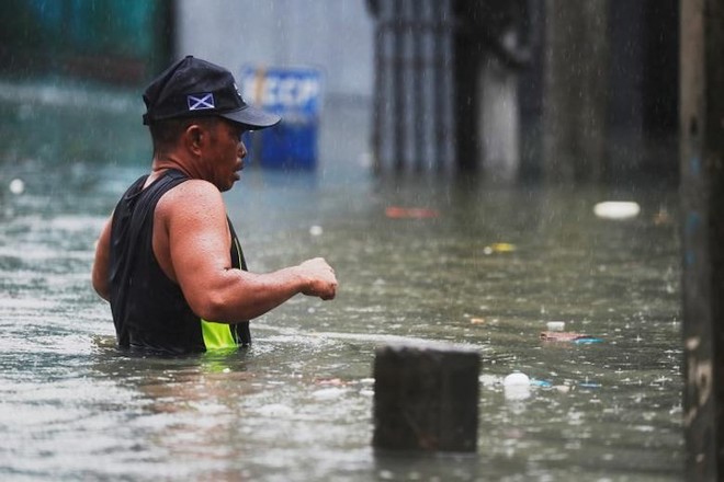 Phố biến thành sông ở Philippines sau khi bão Sơn Tinh đổ bộ - Ảnh 14.