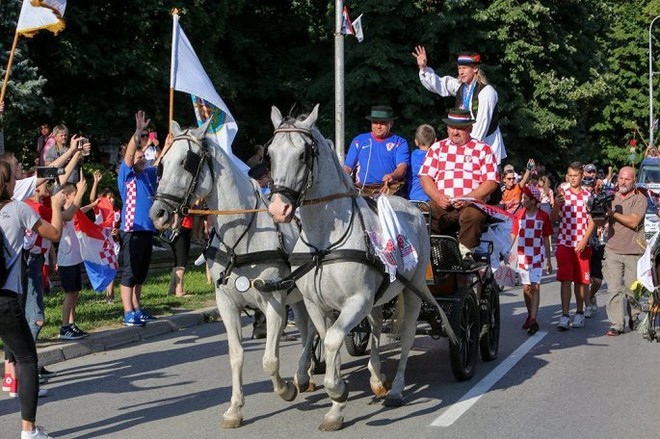 Trung vệ Croatia được rước bằng xe ngựa khi về quê - Ảnh 3.