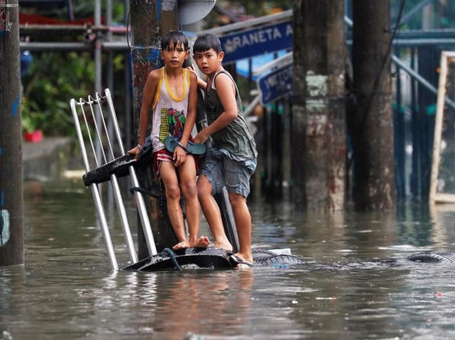 Phố biến thành sông ở Philippines sau khi bão Sơn Tinh đổ bộ - Ảnh 7.