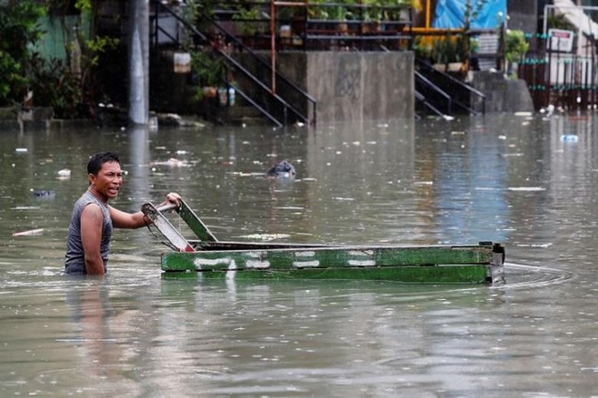 Phố biến thành sông ở Philippines sau khi bão Sơn Tinh đổ bộ - Ảnh 9.