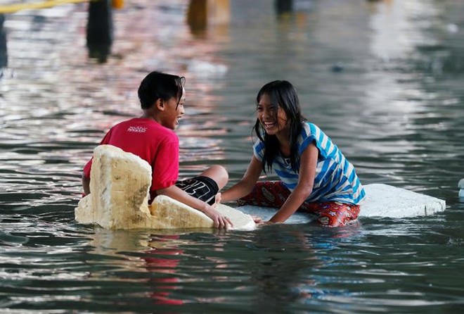 Phố biến thành sông ở Philippines sau khi bão Sơn Tinh đổ bộ - Ảnh 10.