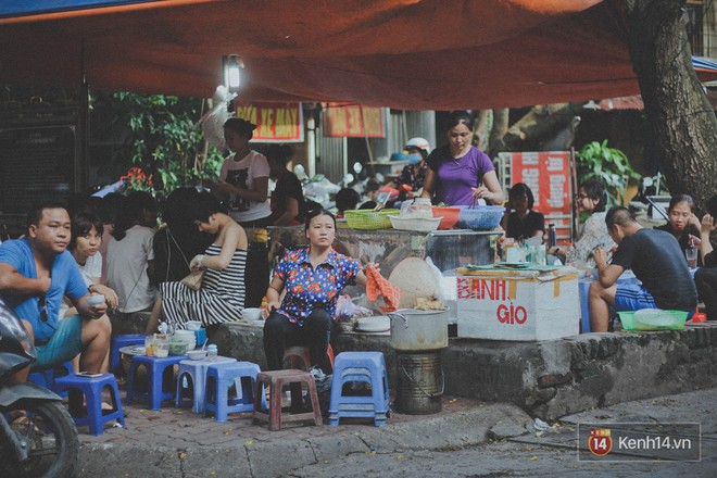 Khu tập thể chứa đựng cả một bầu trời tuổi thơ đồ ăn giữa lòng Hà Nội, cứ chiều chiều là đông tấp nập - Ảnh 3.