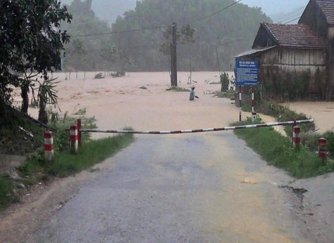 Quảng Ninh: Mưa lũ gây ngập và mất điện nhiều nơi, gần 200 hộ dân bị cô lập vì lũ - Ảnh 1.