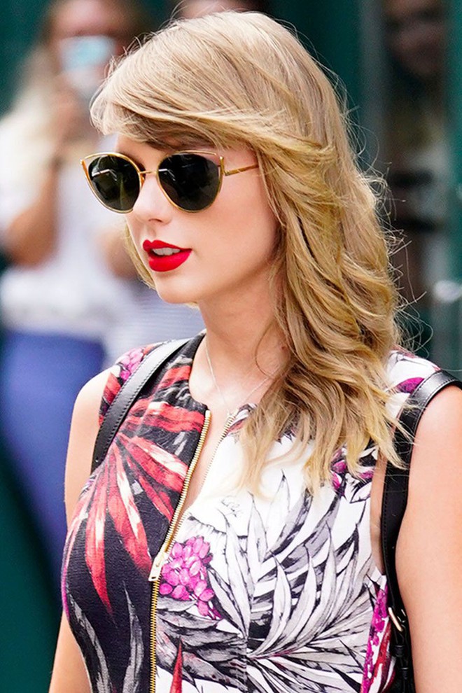 Ngắm street style mới nhất của Taylor Swift sẽ thấy: dù ăn mặc đơn giản, con gái chỉ cần tô son đỏ là sẽ khí chất tuyệt đối - Ảnh 5.