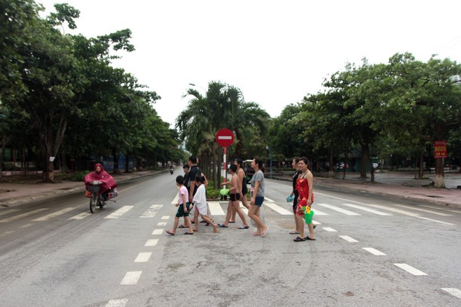 Biển Cửa Lò đông đúc khách du lịch sau bão Sơn Tinh - Ảnh 9.