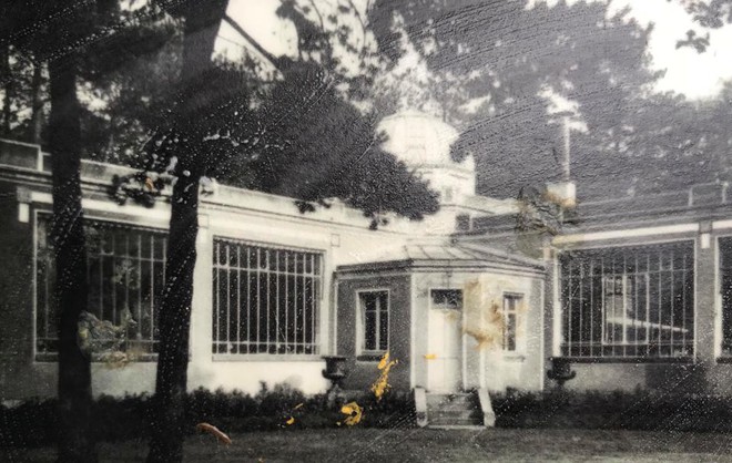 B&ecirc;n trong khu vườn bị bỏ hoang ở Paris, nơi 100 năm trước con người từng bị đem ra triển l&atilde;m, mua vui chẳng kh&aacute;c g&igrave; ở sở th&uacute; - Ảnh 10.