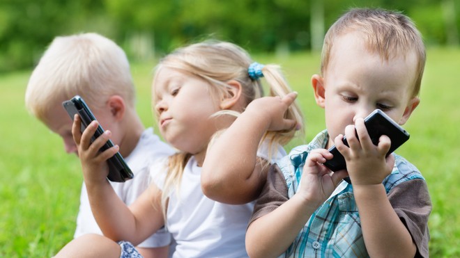 Teen Mỹ nghiện c&ocirc;ng nghệ đến nỗi coi smartphone l&agrave; duy nhất, đ&aacute;nh răng tắm rửa c&oacute; hay kh&ocirc;ng kh&ocirc;ng quan trọng - Ảnh 1.