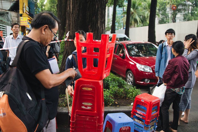 Chuyện lạ trước cổng trường thi vào ĐH Kiến trúc TP HCM: Sinh viên phải thuê ghế để ngồi thi, 40k/cặp, đặt cọc 60k - Ảnh 2.