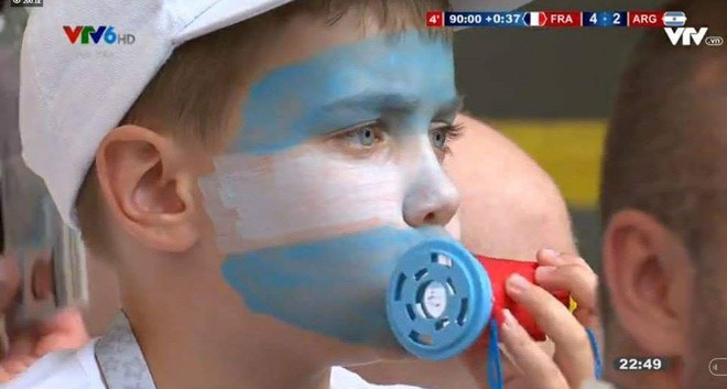 MXH dậy sóng vì đôi mắt xanh thẫn thờ của CĐV nhí cuối trận thua cay đắng của Argentina trước Pháp - Ảnh 1.