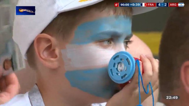 MXH dậy sóng vì đôi mắt xanh thẫn thờ của CĐV nhí cuối trận thua cay đắng của Argentina trước Pháp - Ảnh 2.