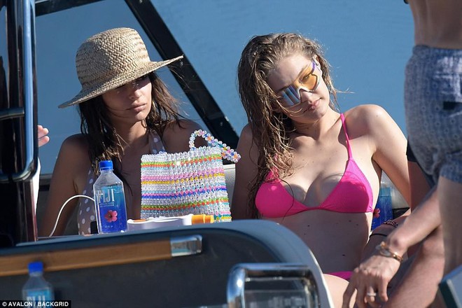 Kh&ocirc;ng cần chỉnh sửa ảnh, v&oacute;c d&aacute;ng Gigi Hadid vẫn đẹp nuột n&agrave; đến con g&aacute;i cũng m&ecirc; - Ảnh 1.