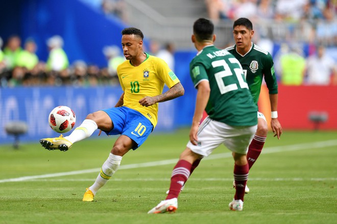 Neymar diễn kịch tr&ecirc;n s&acirc;n, nhưng thi đấu thăng hoa đưa Brazil v&agrave;o tứ kết - Ảnh 1.