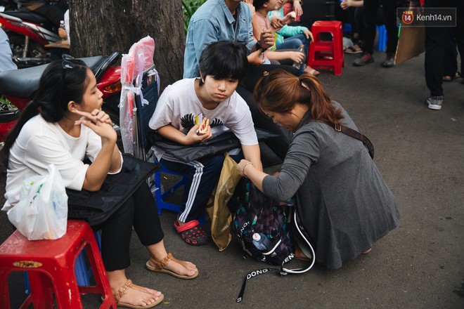 Lâu lắm rồi mới được chứng kiến một kỳ thi đại học đúng nghĩa: Cha mẹ tay xách nách mang vượt hàng trăm cây số đưa con lên thành phố dự thi - Ảnh 6.