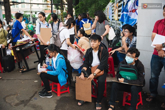 Lâu lắm rồi mới được chứng kiến một kỳ thi đại học đúng nghĩa: Cha mẹ tay xách nách mang vượt hàng trăm cây số đưa con lên thành phố dự thi - Ảnh 7.