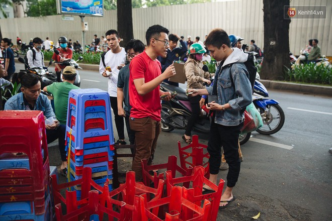 Chuyện lạ trước cổng trường thi vào ĐH Kiến trúc TP HCM: Sinh viên phải thuê ghế để ngồi thi, 40k/cặp, đặt cọc 60k - Ảnh 1.