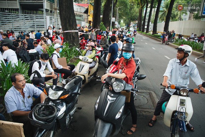 Lâu lắm rồi mới được chứng kiến một kỳ thi đại học đúng nghĩa: Cha mẹ tay xách nách mang vượt hàng trăm cây số đưa con lên thành phố dự thi - Ảnh 11.