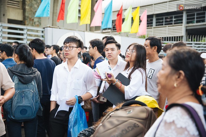 Điểm thi thấp, điểm sàn giảm, sĩ tử cân não không biết thay đổi nguyện vọng như thế nào - Ảnh 1.