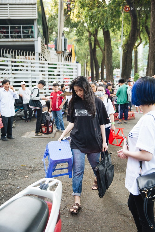 Chuyện lạ trước cổng trường thi vào ĐH Kiến trúc TP HCM: Sinh viên phải thuê ghế để ngồi thi, 40k/cặp, đặt cọc 60k - Ảnh 15.