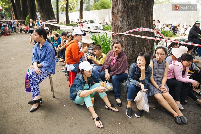 Lâu lắm rồi mới được chứng kiến một kỳ thi đại học đúng nghĩa: Cha mẹ tay xách nách mang vượt hàng trăm cây số đưa con lên thành phố dự thi - Ảnh 2.