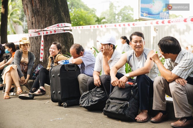 Lâu lắm rồi mới được chứng kiến một kỳ thi đại học đúng nghĩa: Cha mẹ tay xách nách mang vượt hàng trăm cây số đưa con lên thành phố dự thi - Ảnh 1.