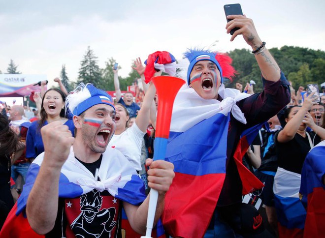 Binh sĩ Nga diễu hành dưới mưa, chân vẫn không quên đá bóng trong mùa World Cup - Ảnh 3.