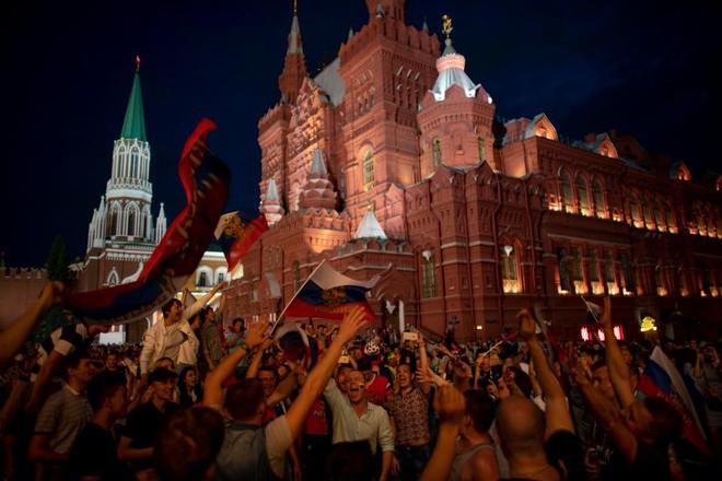 Binh sĩ Nga diễu hành dưới mưa, chân vẫn không quên đá bóng trong mùa World Cup - Ảnh 9.